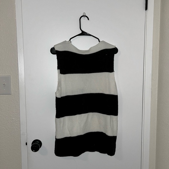 Boohoo Black and White V-Neck Sweater Vest - Picture 2 of 5